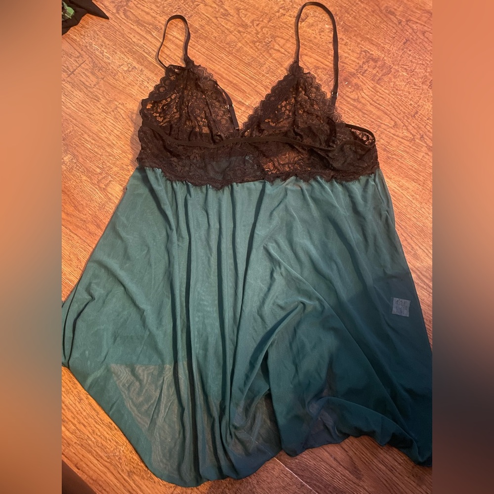 Black lace a sheer green Nighty 2X
